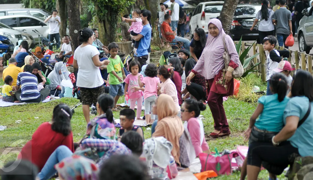 Warga bersantai bersama keluarga di Taman Margasatwa Ragunan, Jakarta Selatan, Senin (24/4). Manfaatkan libur Isra Mi'raj, warga ajak keluarga liburan di Taman Margasatwa Ragunan. (Liputan6.com/Yoppy Renato)