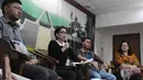 Suami korban malapraktik, Moza Mahendrawika (kiri) dan Pengacara Publik YLBHI, Wahyu Nandang (kedua dari kanan) didampingi Rieke Diah Pitaloka saat konferensi pers di Gedung DPR RI, Jakarta, Senin (24/11/2014). (Liputan6.com/Andrian M Tunay)