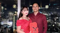 Kilas balik tahun 2021 lalu, pernikahan Nanda Arsyinta dan Ardya Tridwantoro pernah viral. Pernikahan pasangan yang sudah kenal sejak SMP ini viral lantaran Ardya memberikan mas kawin berupa saham. Masuki tahun kedua pernikahan tepatnya saat Valentine 2023, Ardya pun memberikan hadiah berupa saham lagi untuk Nanda. Beda dari yang lain, banyak orang yang kemudian terinspirasi berikan hadiah saham untuk pasangannya. (Liputan6.com/IG/@nandaarsynt)
