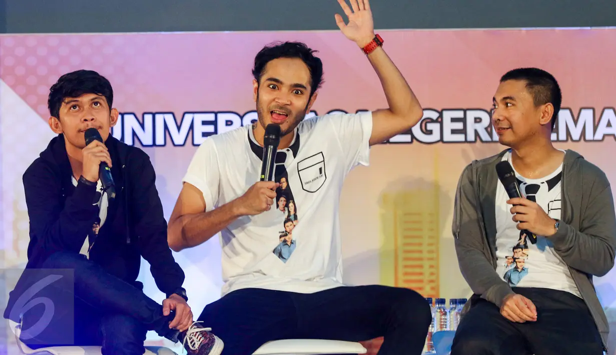 Pemain film The Guys, Indra Jegel (kiri), Marthino Lio dan Raditya Dika memeriahkan Emtek Goes To Campus (EGTC) 2017 di Auditorium Universitas Negeri Semarang, Rabu (5/4). Seperti tahun lalu, 2017 ini EGTC digelar di 5 kota. (Liputan6.com/Yoppy Renato)