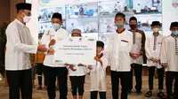 PT PJB) berbagi berkah Ramadhan dengan menyalurkan Rp 2,3 miliar untuk membantu anak yatim dan masyarakat berpenghasilan rendah. (Dian Kurniawan/Liputan6.com).