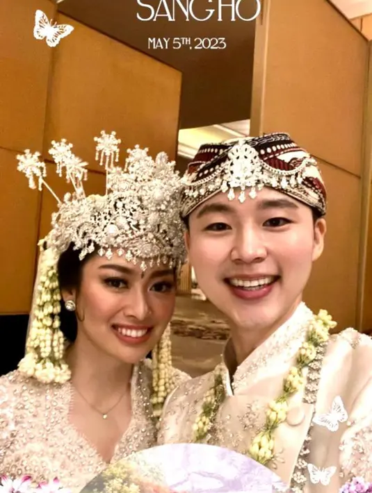 Rizka Amalia Natakusumah dan Sang Ho Han menjalani prosesi akad nikah di kawasan Senayan, Jakarta.  [Foto: IG/myrnamyura/rizkanatakusumah].