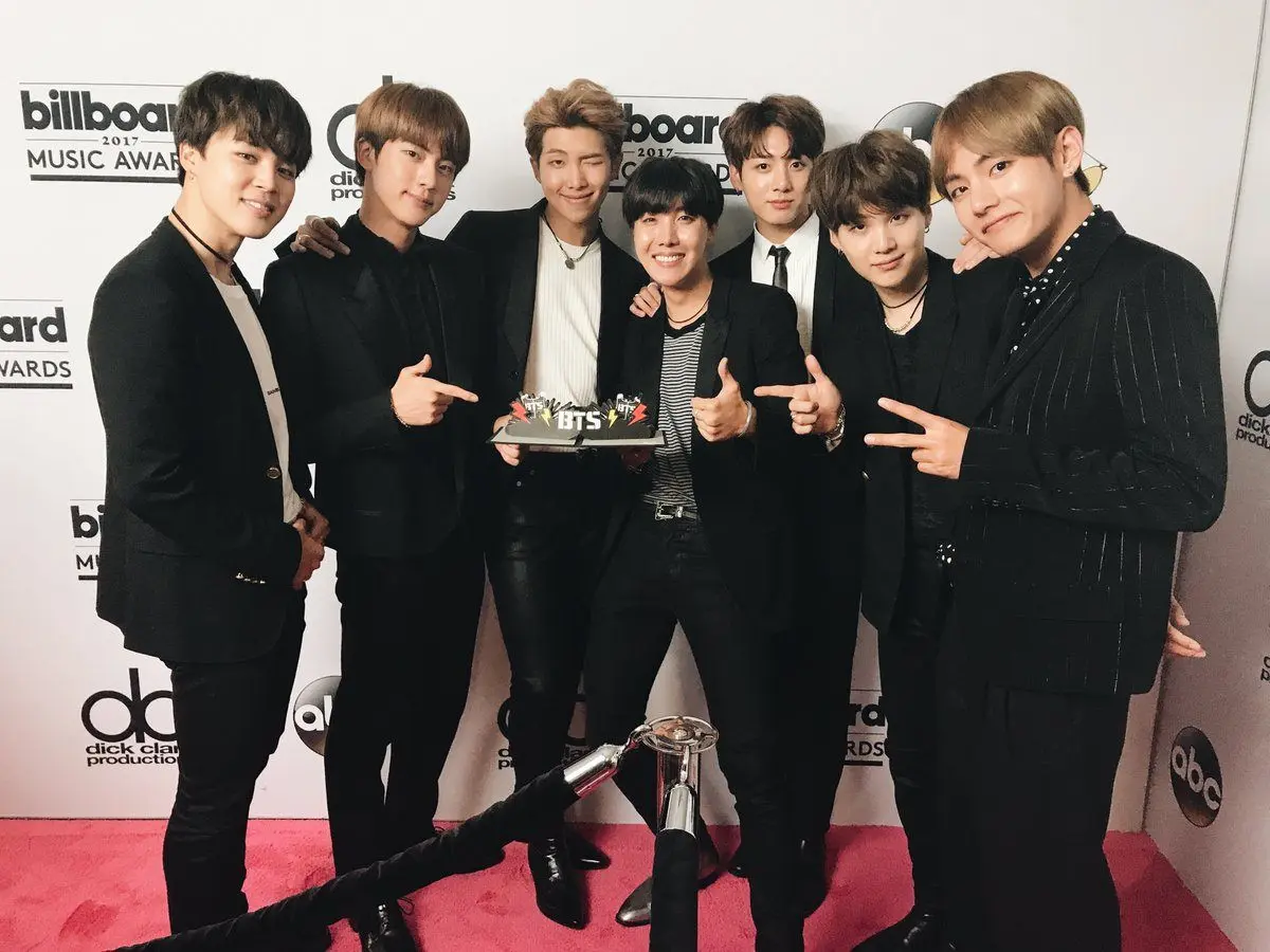 BTS dan ARMY punya ikatan kuat (Foto: koreaboo.com)