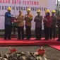 Menteri Perindustrian Airlangga Hartarto berkunjung ke Gunung Steel Group dalam rangka prosesi peletakkan batu pertama gedung sekolah vokasi industri di Cikarang, Jawa Barat, jumat (15/2/2019).
