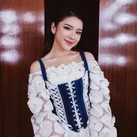 Bergaya khas Victoria, Tiara Andini kenakan sabrina flowery dress dan korset denim [instagram/tiaraandini]