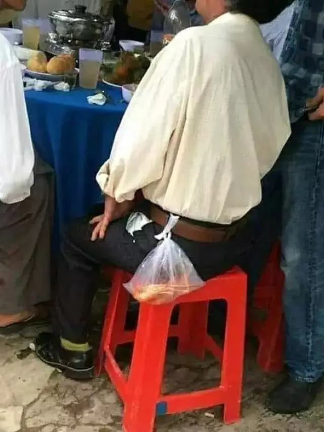 6 Momen Absurd Makan Bareng Keluarga Ini Bikin Tepuk Jidat, Kocak