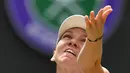 Petenis Rumania, Simona Halep bersiap mengembalikan bola ke arah lawannya petenis China, Shuai Zhang pada perempat final Grand Slam Wimbledon di London, Selasa (9/7/2019). Halep mengalahkan petenis non-unggulan asal China dengan memetik kemenangan 7-6, 6-1. (GLYN KIRK / AFP)