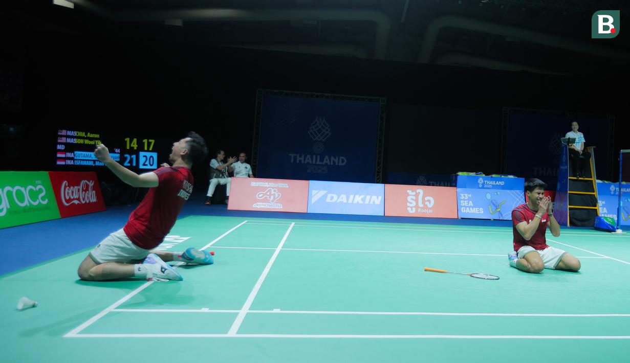 Ganda putra Indonesia Sabar Karyaman Gutama/Moh. Reza Pahlevi Isfahani, melakukan selebrasi setelah menaklukkan wakil Malaysia, Aaron Chia/Soh Wooi Yik pada laga final SEA Games 2025 di Thammasat University Rangsit Campus, Pathum Thani, Minggu (14/12/2025). (Bola.com/Bagaskara Lazuardi)