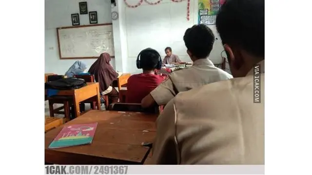 6 Kelakuan Murid Terlalu Santai Ini Bikin Ngelus Dada