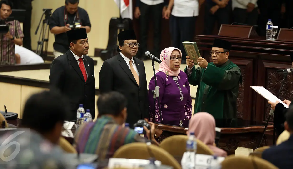 Ketua DPD RI terpilih Oesman Sapta Odang bersama Wakil Ketua Nono Sampono dan Darmayanti Lubis melakukan pengambilan sumpah saat pelantikan Pimpinan DPD RI di Komplek Parlemen Senayan, Jakarta, Selasa (4/4). (Liputan6.com/Johan Tallo)