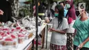 Warga mengambil takjil yang dibagikan di Jalan Cempaka Putih Raya, Jakarta, Senin (11/5/2020). Setiap hari selama Ramadan, masyarakat sekitar membagikan 350 takjil kepada warga kurang mampu dan terdampak virus corona COVID-19. (Liputan6.com/Johan Tallo)