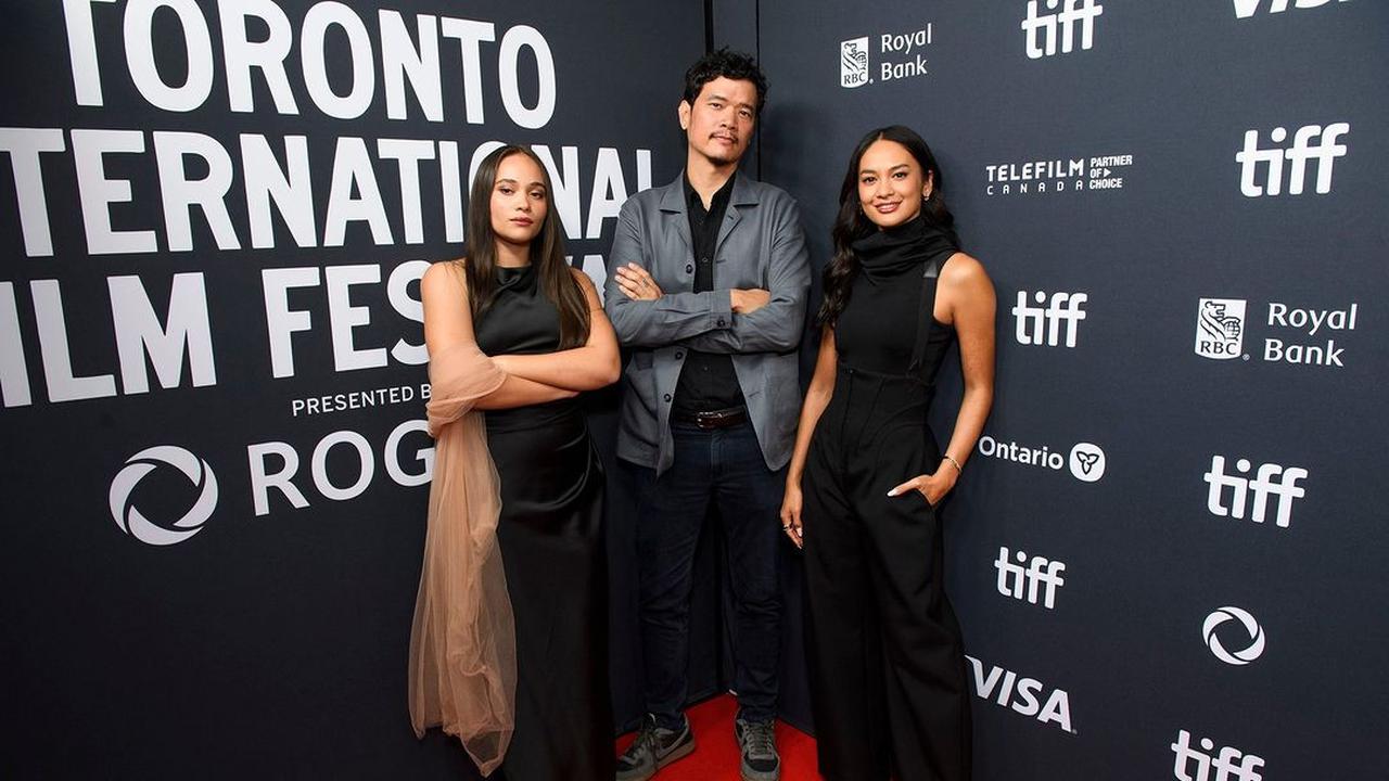 6 Gaya Elegan Serba Hitam Aurora Ribero dan Hana Malasan di Red Carpet TIFF 2024