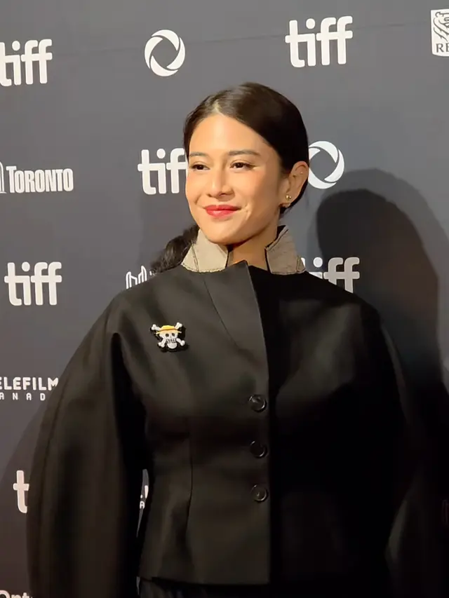 Dian Sastrowardoyo tampil serba hitam di Toronto International Film Festival 2025. [@therealdisastr]