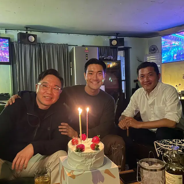 Momen Perayaan Ulang Tahun Siwon Choi yang Ke-35, Dapat Banyak Hadiah. (Sumber: Instagram/siwonchoi)