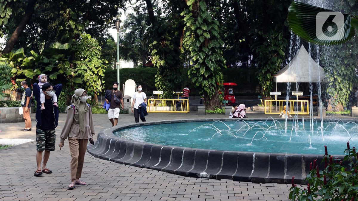 FOTO: Menikmati Kembali Ruang Terbuka Hijau Taman Suropati - Foto