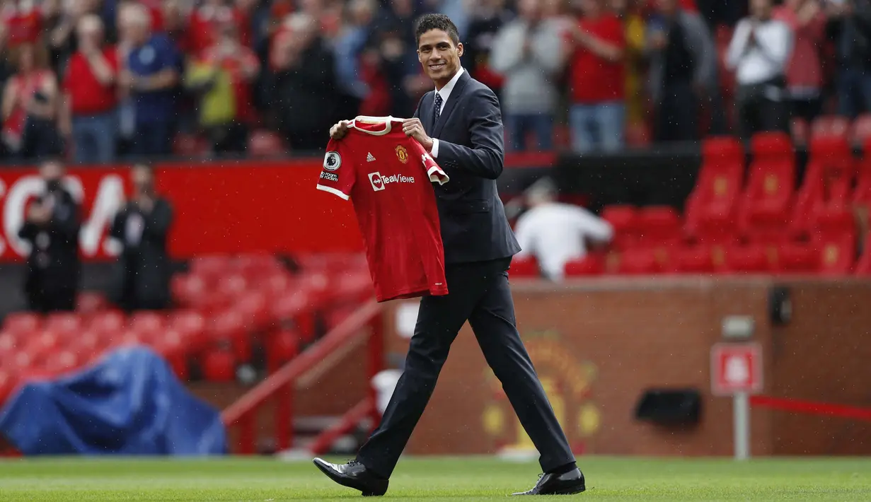 Raphael Varane menjadi perekrutan ketiga Manchester United musim ini. Sebelumnya, MU sudah mendatangkan kiper Tom Heaton secara gratisan dan Jadon Sancho dari Borussia Dortmund. (Foto: AFP/Adrian Dennis)