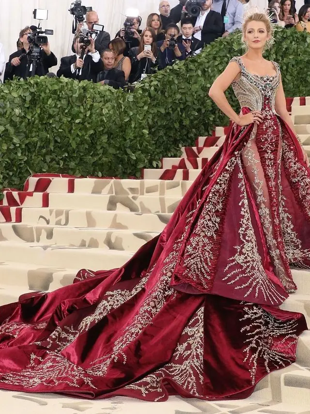 Momen Unik Blake Lively Tampil dengan Busana Menyamai Warna Karpet Merah Met Gala selama 4 Tahun Berturut-turut