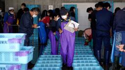 Paul McGinnity, anggota misi tersebut, mengatakan kepada wartawan bahwa tujuan misi mereka adalah “untuk memastikan apakah laboratorium Jepang mengukur dan menganalisis secara benar” kadar tritium. (AP Photo/Eugene Hoshiko, Pool)