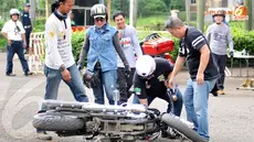 Bila tidak berhati-hati, motor bisa jatuh seperti ini. (Liputan6.com/Johan Tallo)