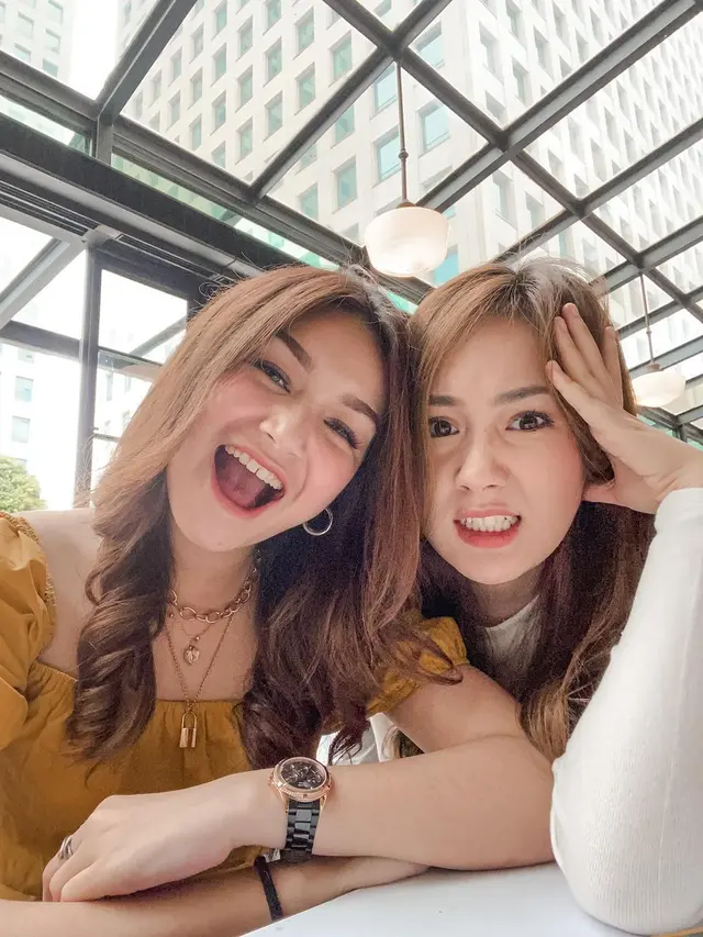 7 Potret Persahabatan Icha Nabilah dan Jennifer Eve, Kerap Disangka Saudara