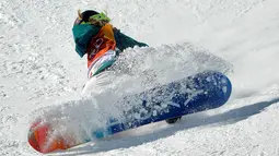Emily Arthur saat terjatuh dalam pertandingan semifinal halfpipe putri pada Olimpiade Musim Dingin 2018 di Pyeongchang, Korea Selatan, (13/2). Atlet Snowboarding 18 tahun ini mengalami cedera di bagian hidung yang berdarah. (AP Photo / Gregory Bull)
