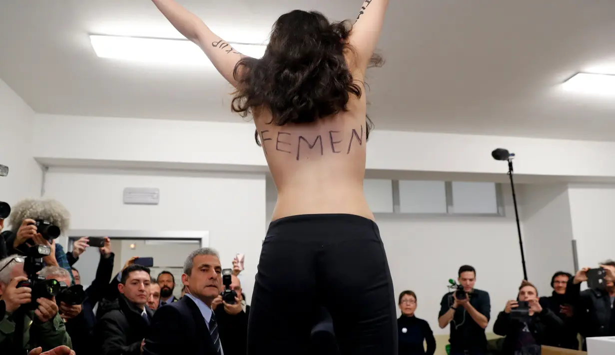 Seorang aktivis Femen melakukan aksi topless di tempat pemungutan suara di Milan, Italia, Minggu (4/3). Tempat itu lokasi di mana mantan PM Italia dan pemimpin partai Forza Italia Silvio Berlusconi akan memilih. (AP Photo/Antonio Calanni)