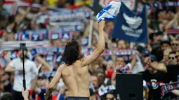 Pemain Paris Saint-Germain, Edinson Cavani merayakan kemenangan atas Tim divisi tiga, Les Herbiers pada final Piala Prancis (Coupe de France) di Stade de France, Rabu (9/5). PSG sukses menjuarai Piala Prancis usai menang 2-0. (AP/Francois Mori)