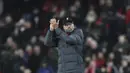 Pelatih Liverpool, Jurgen Klopp bertepuk tangan merayakan kemenangan timnya usai pertandingan melawan Everton pada Liga Inggris di Stadion Anfield, Rabu (4/12/2019). Liverpool menang telak 5-2 atas Everton. (AP Photo/Jon Super)