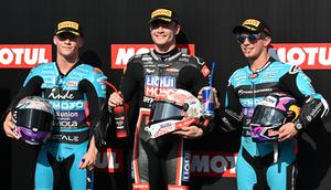 Daniel Holgado (paling kiri) dan David Alonso (paling kanan) usai sesi kualifikasi ajang Moto2 2026. (Toshifumi KITAMURA / AFP)
