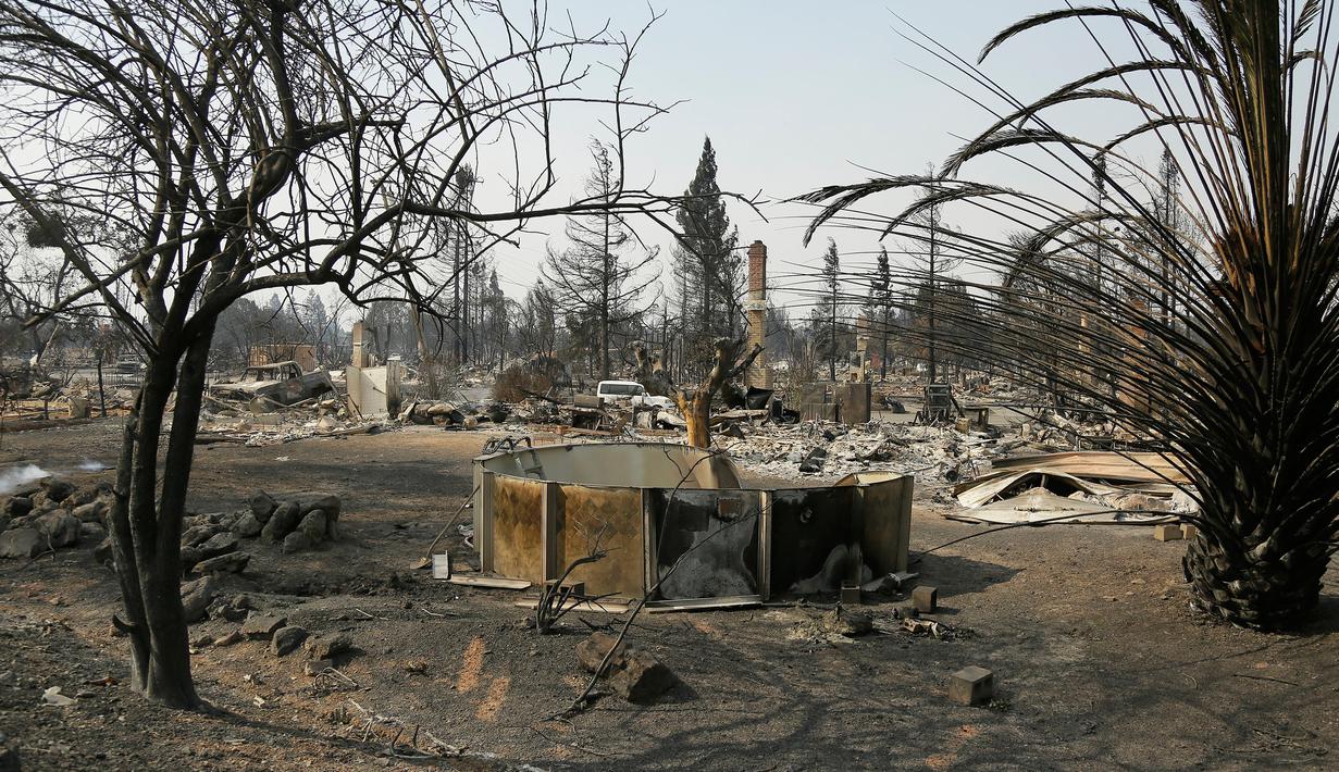 Sisa-sisa kolam renang di Jalan Raya Mark West Springs setelah kebakaran hebat di kawasan penghasil anggur Santa Rosa, California, Rabu (11/10). Hingga kini belum diketahui bagaimana kebakaran yang dimulai pada Ahad malam itu. (AP Photo/ Rich Pedroncelli)
