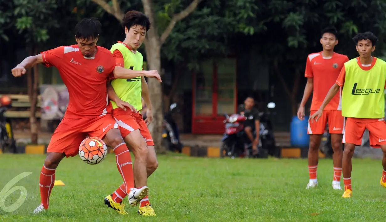 Gelandang Persija, Hong Soon Hak (kedua kiri) berusaha merebut bola saat latihan di Lapangan Yon Zikon 14, Jakarta, Senin (11/7/2016). Latihan ini persiapan melakoni laga melawan Persib pada Sabtu (16/7). (Liputan6.com/Helmi Fithriansyah)