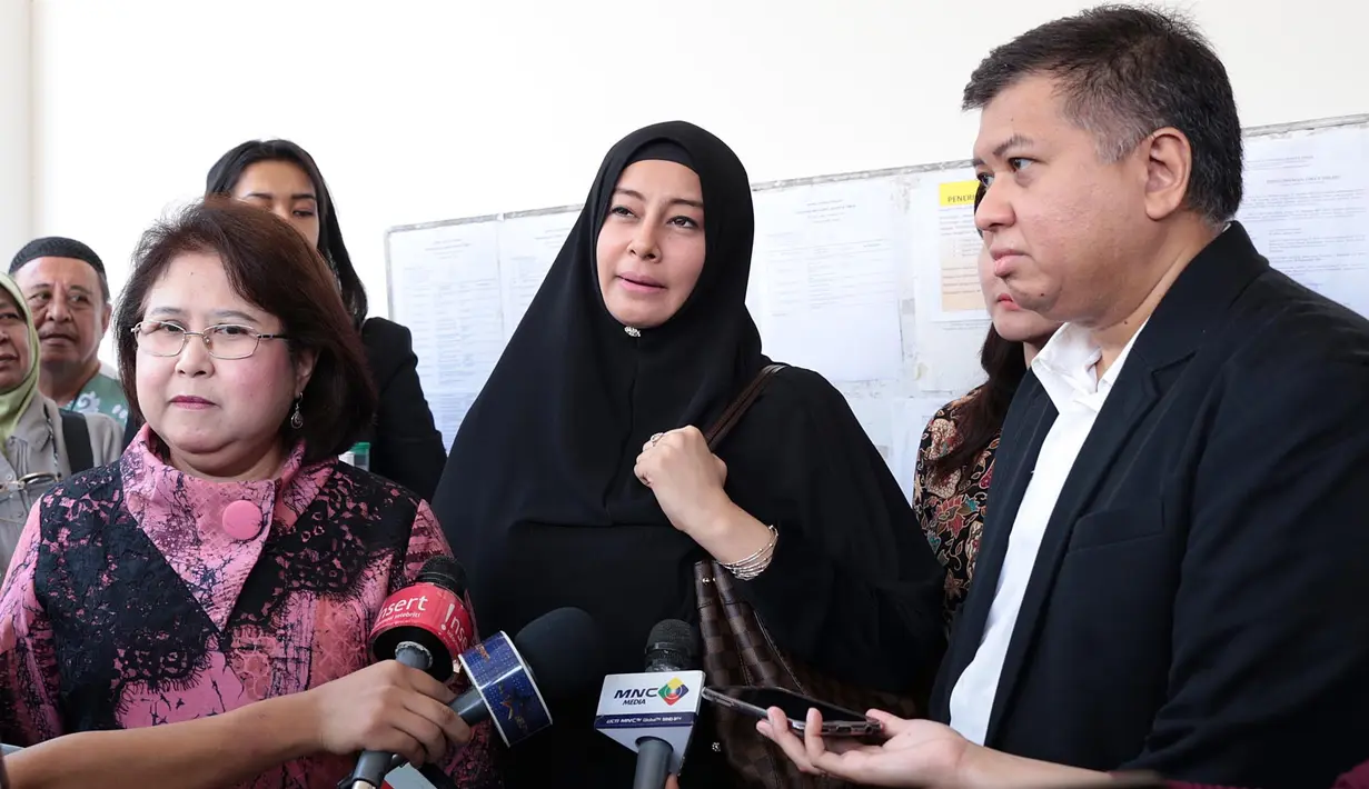 Putri Aisyah Aminah berharap suaminya ustaz Ahmad Alhabsy segera memberikan talak tiga. Itulah yang menjadi permintaan ibu dua anak itu. Apalagi ia melihat rumah tangganya tak sehat dan tak pantas di pertahankan. (Deki Prayoga/Bintang.com)