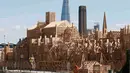 Seorang pekerja menyelesaikan pembuatan patung skyline Kota London sepanjang 120 meter di London, Inggris, (30/8). Patung ini akan dibakar dalam sebuah acara untuk mengenang bencana Kebakaran besar London pada 1666. (REUTERS/Peter Nicholls)