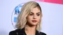 Penyanyi Selena Gomez menghadiri American Music Awards 2017 di Microsoft Theatre, Los Angeles, Minggu (19/11). Kali ini, Selena mencuri perhatian lewat rambut bob yang tipiskan bagian bawahnya dan diwarnai pirang. (Jordan Strauss/Invision/AP)
