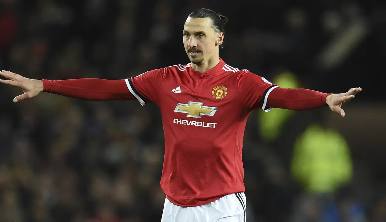 Zlatan Ibrahimovic. Striker Swedia berusia 40 tahun ini didatangkan Manchester United dari PSG dengan status bebas transfer pada awal musim 2016/2017 setelah membela PSG selama 4 musim mulai 2012/2013 hingga 2015/2016. Meski tak lagi muda, ia mampu tampil tajam selama 2 musim membela MU dengan total tampil dalam 53 laga di semua ajang dengan torehan 29 gol dan 10 assist. Sayang, cedera berkepanjangan memaksanya hengkang dari Old Trafford pada Maret 2018 menuju Los Angeles Galaxy juga dengan status bebas transfer. (AFP/Oli Scarff)