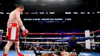 Canelo Alvarez memukul KO Amir Khan (terkapar) pada ronde keenam untuk mempertahankan sabuk juara dunia kelas menengah versi WBC di Las Vegas, AS, 7 Mei 2016. (Bola.com/Twitter)