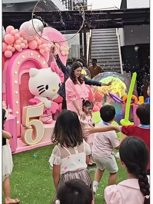 6 Potret Gibran dan Selvi Ananda Rayakan Ultah ke-5 La Lembah, Bertema Hello Kitty