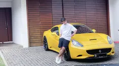 Awali karier tahun 2014, nama Rizky Billar makin melambung sejak dikabarkan dekat dengan Lesti Kejora. Tak dipungkiri, setelah menikah dengan Lesti, Rizky Billar mendapatkan tawaran menjadi host hingga penyanyi. Dari hasil kerja kerasnya ini, sahabat Harris Vriza ini pun mengoleksi mobil mewah hingga sering memberikan kado mewah dengan harga fantastis untuk sang istri. (Liputan6.com/IG/@rizkybillar)