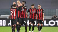 Para pemain AC Milan merayakan gol yang dicetak oleh Brahim Diaz ke gawang Juventus pada laga Liga Italia di Stadion Allianz, Senin (10/5/2021). AC Milan menang dengan skor 3-0. (Tano Pecoraro/LaPresse via AP)