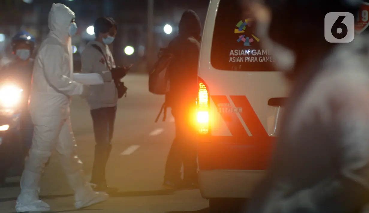 Petugas medis yang mengenakan alat pelindung diri berada di luar RS Darurat Wisma Atlet, Jakarta, Selasa (22/6/2021). Bertepatan dengan HUT ke-494 DKI Jakarta, ada peningkatan kasus COVID-19 yang sudah memasuki fase kritis. (merdeka.com/Imam Buhori)