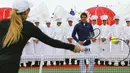 Petenis nomor tiga dunia, Roger Federer (kanan), mengikuti sesi promosi gletser Aletsch, Jungfraujoch, (17/7/2014). (REUTERS/Denis Balibouse)