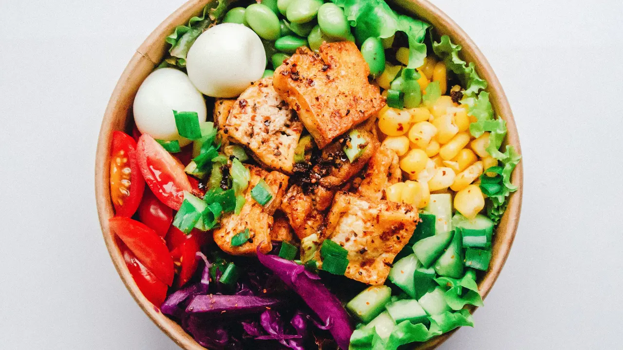Contoh ilustrasi Roasted Red Pepper Quinoa Salad