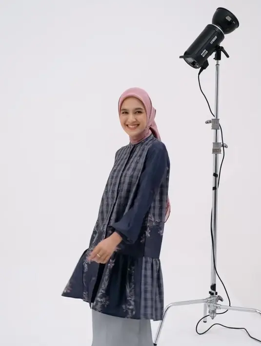 Tampil saat lebaran sedikit gelap juga bisa, seperti Cut Syifa mengenakan tunik bermotif warna hitam dipadukan rok panjang abu-abu. Agar tidak monoton bisa kenakan kerudung pink.[@cutsyifaa]
