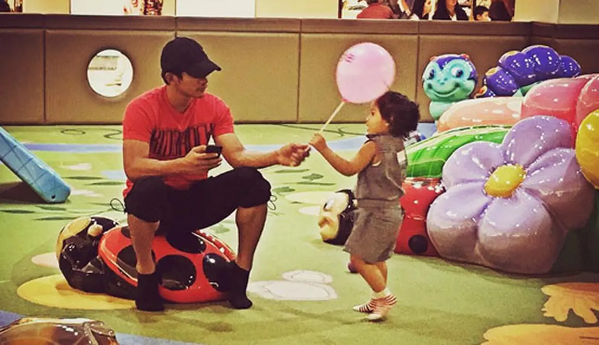 "Audy sih Alhamdulilah menerapkan secara agama, dan itu yang penting karena tiangnya dari rumah kan. Kalau dari rumah dia sudah tahu yang baik seperti apa, yang negatif seperti apa," tandas Iko Uwais.  (Instagram/iko.uwais)