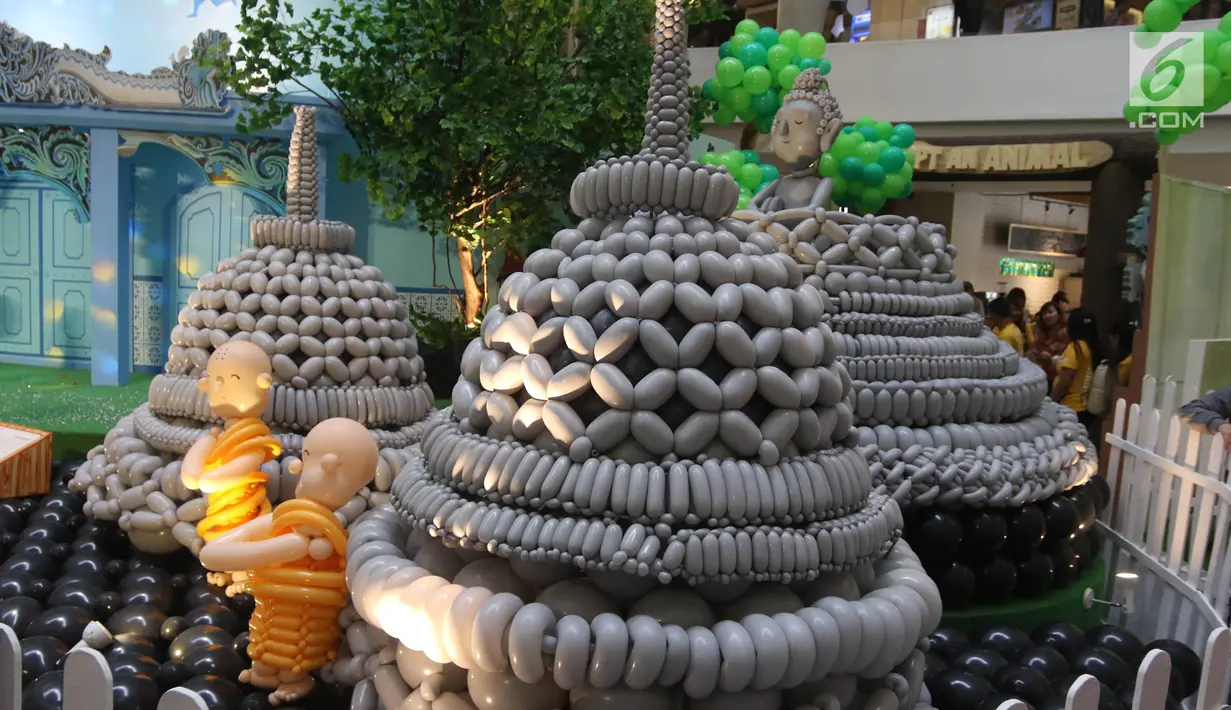 Dekorasi zona Yogjakarta pada Indonesia Balloon Art Festival (IBAF) 2018 di Mal Ciputra Jakarta, Jumat (29/6). IBAF 2018 ini, juga menjadi sarana edukasi bagi anak-anak sekarang yang lebih suka bermain dengan gadget. (Liputan6.com/Arya Manggala)