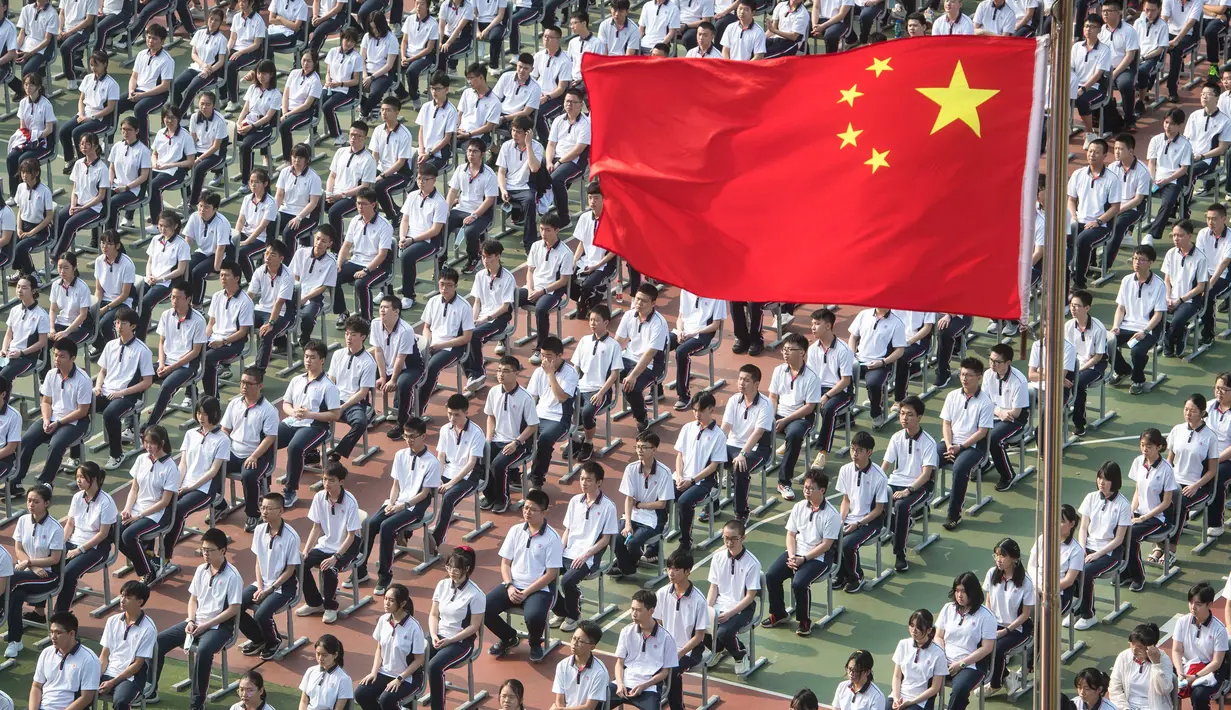 Siswa mengikuti upacara pembukaan semester baru di SMA Wuhan, ibu kota Provinsi Hubei, China, 1 September 2020. Total 2.842 taman kanak-kanak, sekolah dasar dan sekolah menengah di Wuhan, kota besar yang pernah dilanda parah covid-19, telah dibuka kembali untuk sekitar 1,4 juta siswa. (Xinhua/Xiao Y