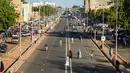 Orang-orang melintasi jalanan di Niamey, Niger (10/7/2019). Niamey adalah ibu kota sekaligus kota terbesar Niger. Penduduknya berjumlah 800,000 jiwa (2000) dengan luas wilayah 670 km².  (AFP Photo/Issouf Sanogo)