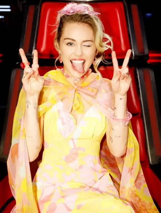 Melansir Hollywoodlife.com, Miley sangat senang pagi itu. Pasalnya tempat tidurnya itu penuh dihiasi dengan balon berbentuk emotikon dan bintang, serta rangkaian bunga yang sangat indah. (Instagram/Mileycyrus)