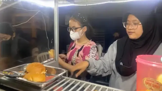 Tuai Pujian, Ini 6 Potret Putri DA Bantu Jualan Makanan saat Pulang Kampung