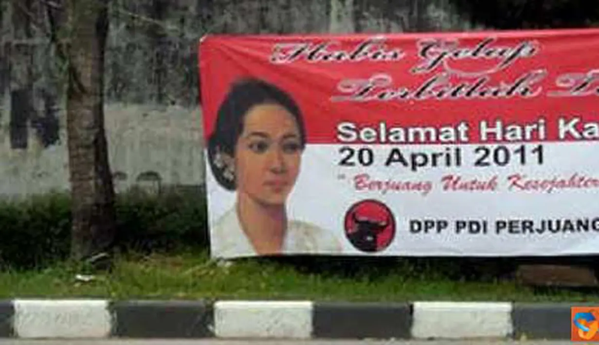 Citizen6, Jakarta: Spanduk ucapan selamat Hari Kartini dari DPP PDI Perjuangan yang terpampang di pinggir jalan. Tapi tanggalnya kok 20 April ya? (Pengirim: Diani)